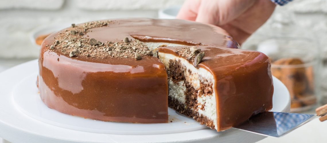 plate-of-cake-with-chocolate-frosting-2680603
